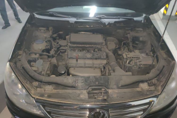 Used Volkswagen Lavida 2011 1.6L Automatic Premium Edition Engine Bay