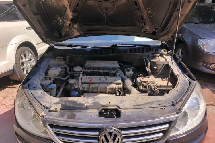 Used Volkswagen Lavida 2011 1.6L Automatic Premium Edition Engine Bay