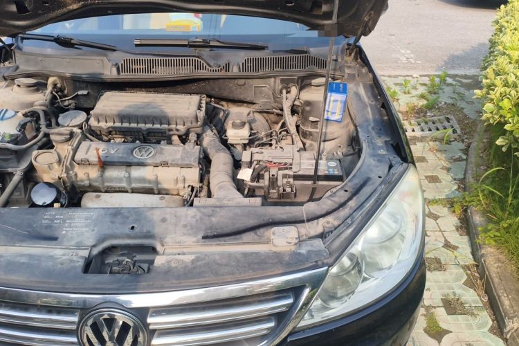 Used Volkswagen Lavida 2011 1.6L Automatic Premium Edition Engine Bay Left