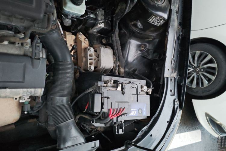 Used Volkswagen Lavida 2011 1.6L Automatic Premium Edition Engine Bay Left