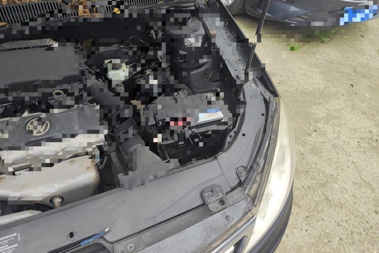 Used Volkswagen Lavida 2011 1.6L Manual - Premium Edition Engine Bay Left