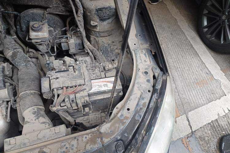 Used Volkswagen Lavida 2011 1.6L Automatic Premium Edition Engine Bay Left