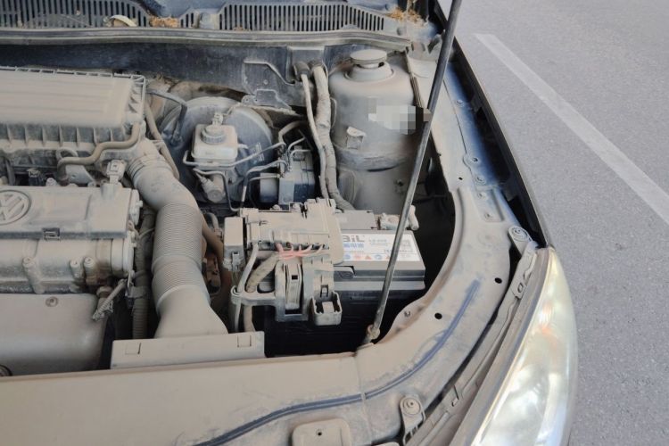 Used Volkswagen Lavida 2011 1.6L Automatic Premium Edition Engine Bay Left
