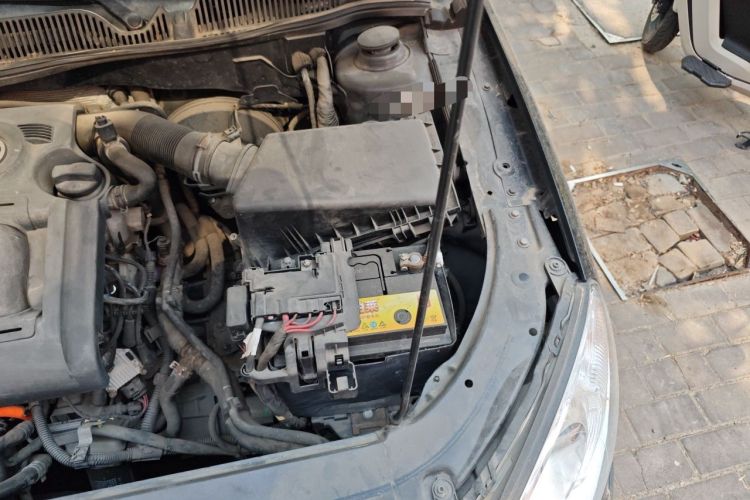 Used Volkswagen Lavida 2011 2.0L Automatic Premium Edition Engine Bay Left
