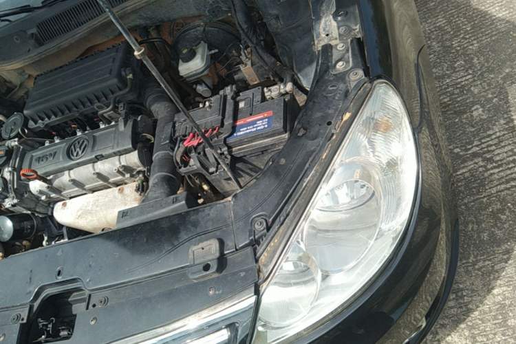 Used Volkswagen Lavida 2011 1.6L Automatic Premium Edition Engine Bay Left
