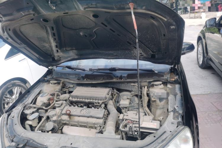 Used Volkswagen Lavida 2011 1.6L Automatic Premium Edition Engine Bay