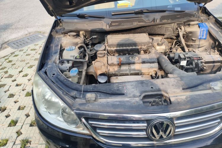 Used Volkswagen Lavida 2011 1.6L Automatic Premium Edition Engine Bay Right