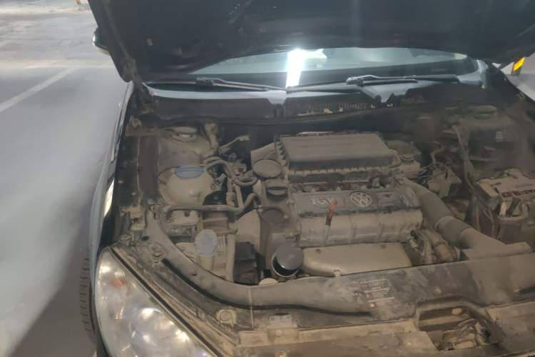 Used Volkswagen Lavida 2011 1.6L Automatic Premium Edition Engine Bay Right