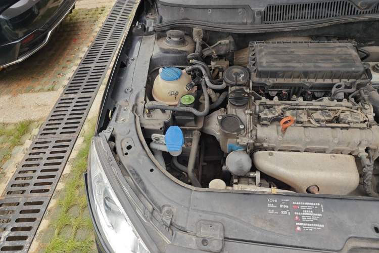 Used Volkswagen Lavida 2011 1.6L Automatic Premium Edition Engine Bay Right
