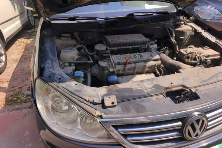 Used Volkswagen Lavida 2011 1.6L Automatic Premium Edition Engine Bay Right