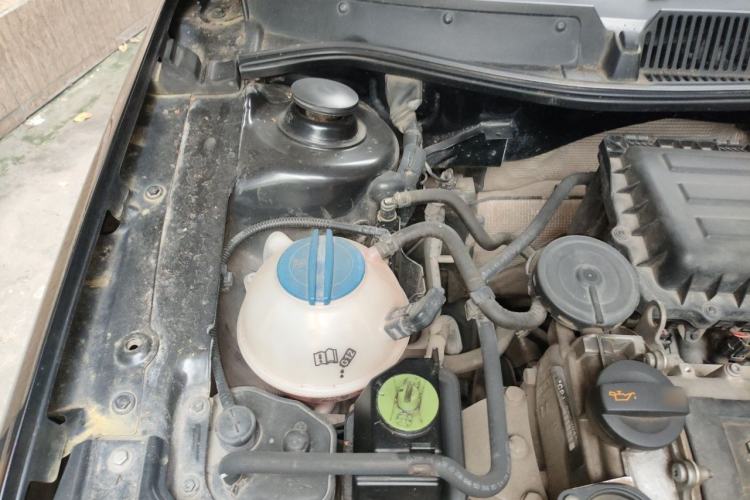 Used Volkswagen Lavida 2011 1.6L Manual - Premium Edition Engine Bay Right