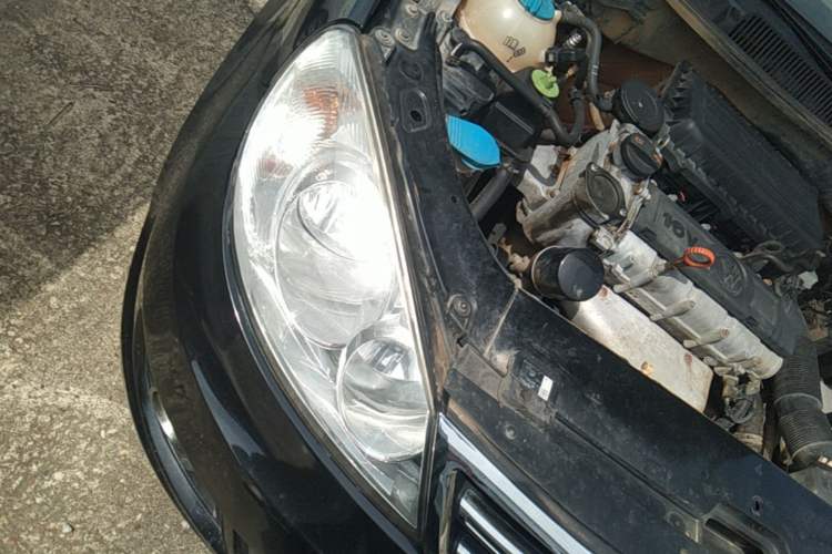 Used Volkswagen Lavida 2011 1.6L Automatic Premium Edition Engine Bay Right
