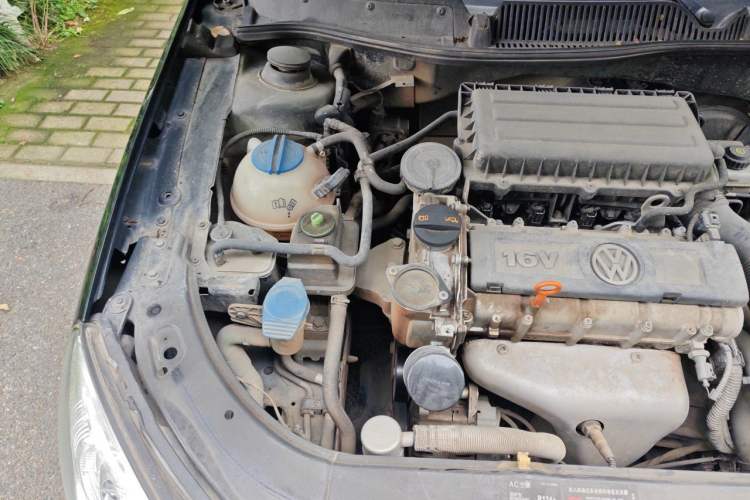 Used Volkswagen Lavida 2011 1.6L Automatic Premium Edition Engine Bay Right