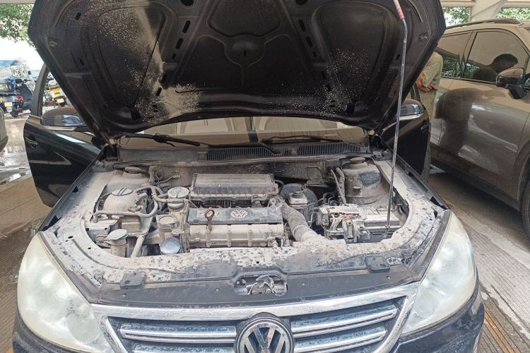 Used Volkswagen Lavida 2011 1.6L Automatic Premium Edition Engine Bay