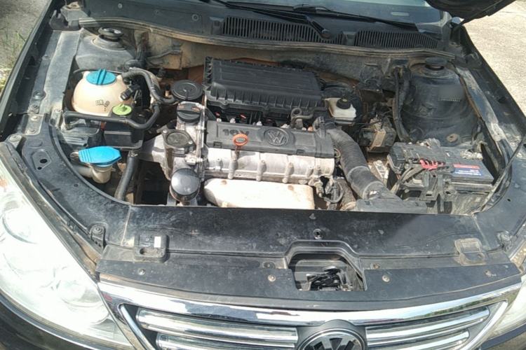 Used Volkswagen Lavida 2011 1.6L Automatic Premium Edition Engine Bay