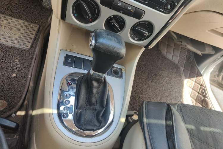 Used Volkswagen Lavida 2011 1.6L Automatic Premium Edition Gear Lever