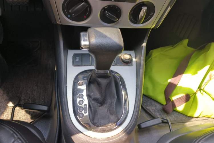 Used Volkswagen Lavida 2011 1.6L Automatic Premium Edition Gear Lever