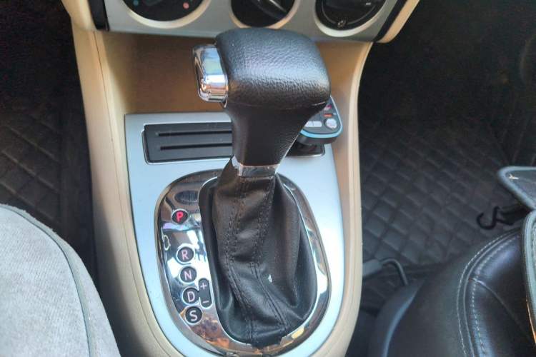 Used Volkswagen Lavida 2011 1.6L Automatic PinYou Edition Gear Lever