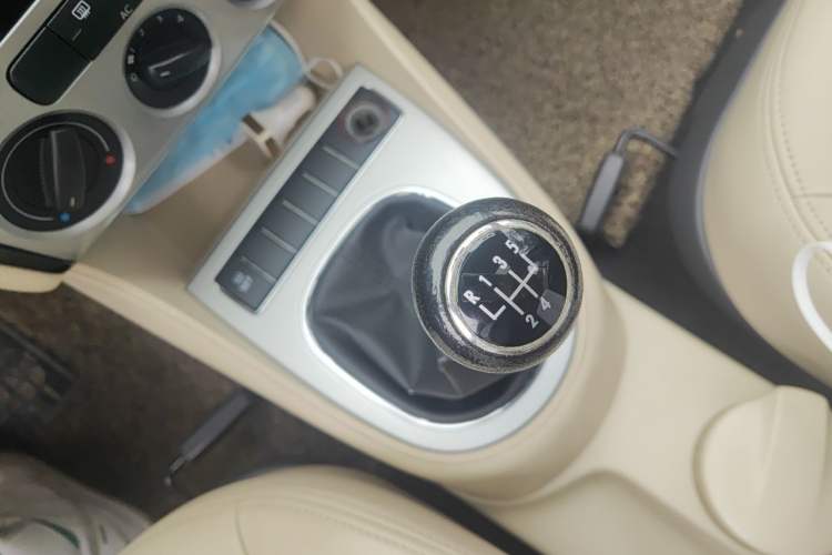 Used Volkswagen Lavida 2011 1.6L Manual - Premium Edition Gear Lever