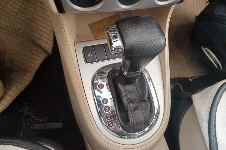 Used Volkswagen Lavida 2011 1.6L Automatic Premium Edition Gear Lever