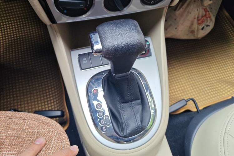 Used Volkswagen Lavida 2011 1.6L Automatic Premium Edition Gear Lever