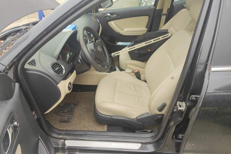 Used Volkswagen Lavida 2011 1.6L Manual - Premium Edition Left Front Seat