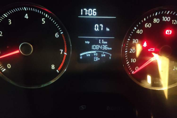Used Volkswagen Lavida 2011 1.4 TSI Manual Prestige Edition Odometer Close Up