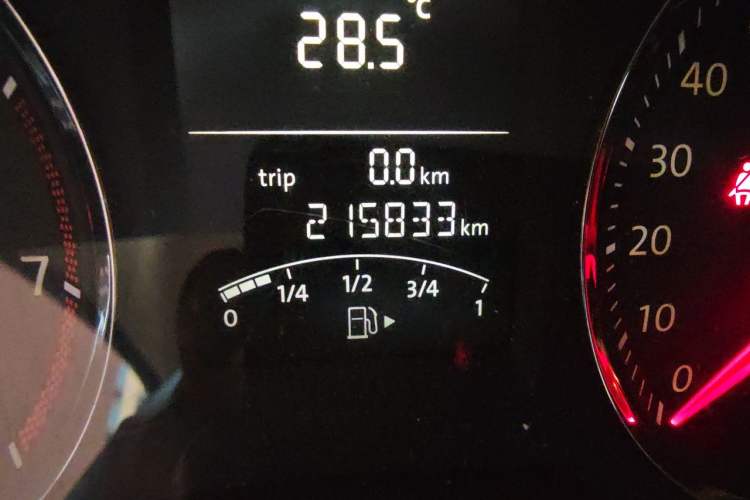 Used Volkswagen Lavida 2011 1.4 TSI Manual Prestige Edition Odometer Close Up