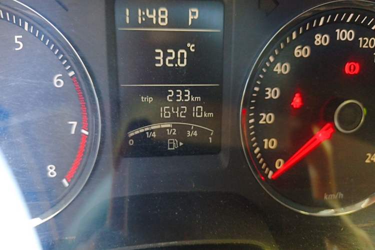 Used Volkswagen Lavida 2011 1.4 TSI DSG Prestige Edition Odometer Close Up