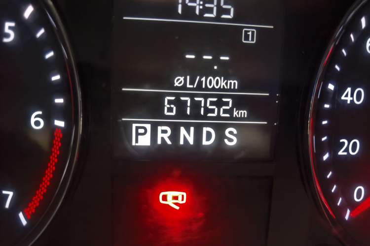 Used Volkswagen Lavida 2011 1.6L Automatic Premium Edition Odometer Close Up