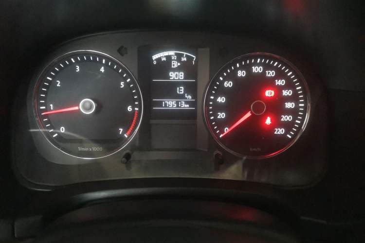 Used Volkswagen Lavida 2011 1.6L Manual - Premium Edition Odometer Close Up