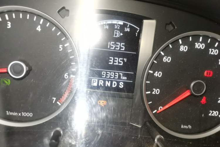 Used Volkswagen Lavida 2011 1.6L Automatic PinYou Edition Odometer Close Up