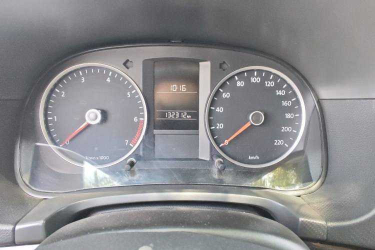 Used Volkswagen Lavida 2011 1.6L Automatic PinYou Edition Odometer Close Up