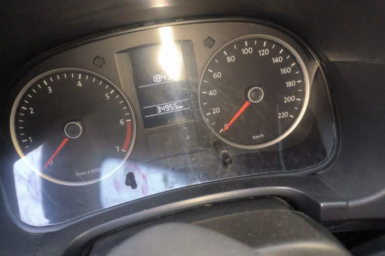 Used Volkswagen Lavida 2011 1.6L Automatic PinYou Edition Odometer Close Up