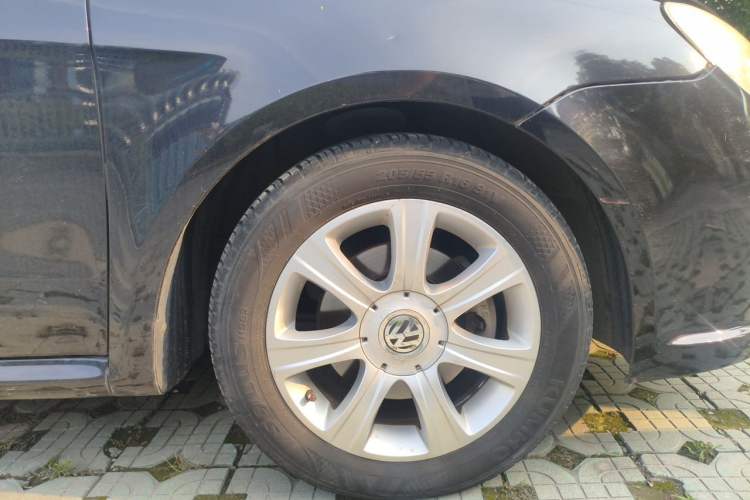 Used Volkswagen Lavida 2011 1.6L Automatic Premium Edition Right Front Wheel Hub