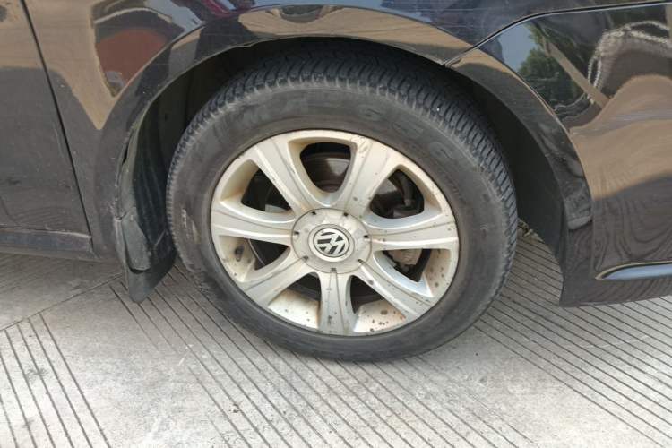 Used Volkswagen Lavida 2011 1.6L Automatic Premium Edition Right Front Wheel Hub