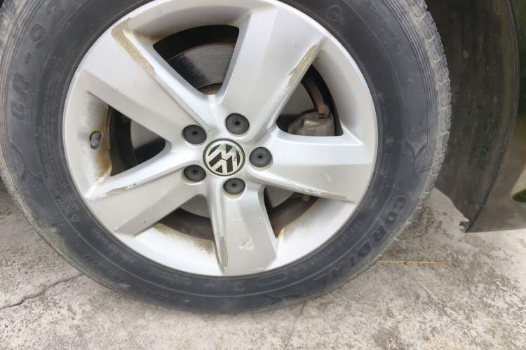 Used Volkswagen Lavida 2011 1.6L Automatic Premium Edition Right Front Wheel Hub