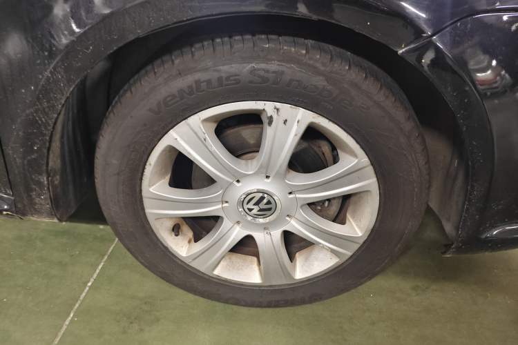 Used Volkswagen Lavida 2011 1.4 TSI Manual Prestige Edition Right Front Wheel Hub