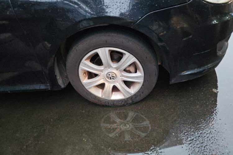 Used Volkswagen Lavida 2011 1.6L Automatic Premium Edition Right Front Wheel Hub