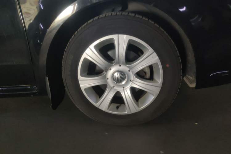 Used Volkswagen Lavida 2011 1.6L Automatic Premium Edition Right Front Wheel Hub