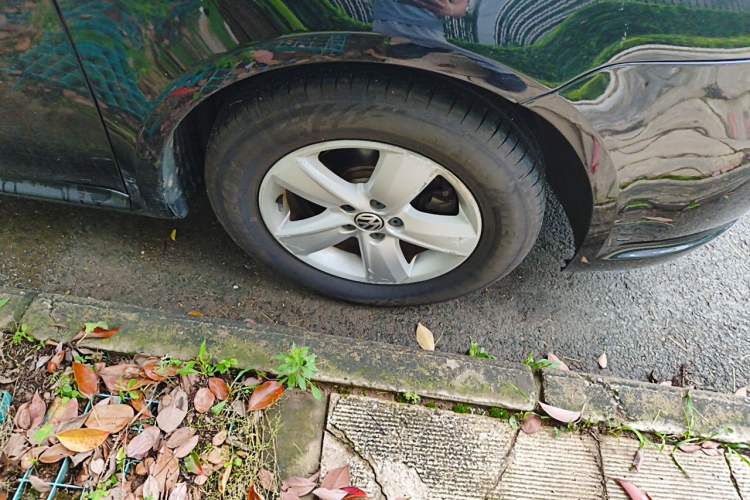 Used Volkswagen Lavida 2011 1.6L Manual Joy Version Right Front Wheel Hub