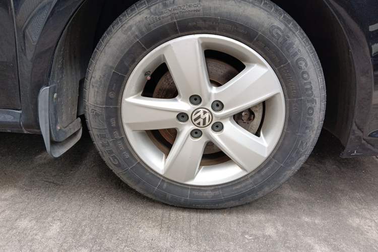 Used Volkswagen Lavida 2011 1.6L Manual - Premium Edition Right Front Wheel Hub