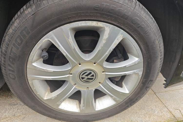 Used Volkswagen Lavida 2011 1.6L Automatic Premium Edition Right Front Wheel Hub