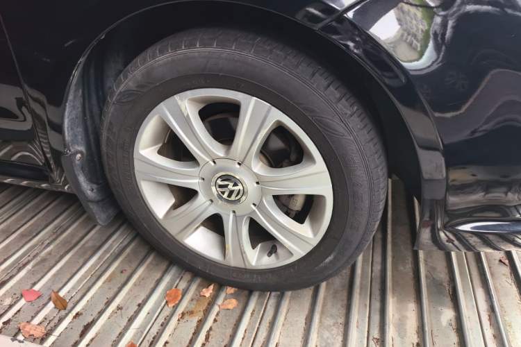 Used Volkswagen Lavida 2011 1.6L Automatic Premium Edition Right Front Wheel Hub