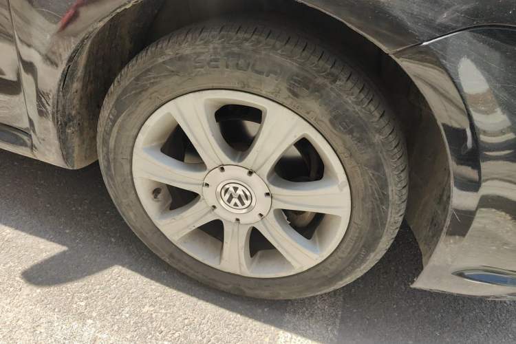 Used Volkswagen Lavida 2011 1.6L Automatic Premium Edition Right Front Wheel Hub