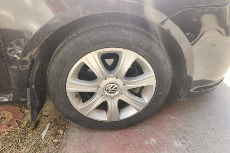 Used Volkswagen Lavida 2011 1.6L Automatic Premium Edition Right Front Wheel Hub
