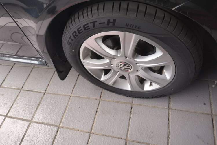 Used Volkswagen Lavida 2011 1.4 TSI Manual Prestige Edition Right Front Wheel Hub
