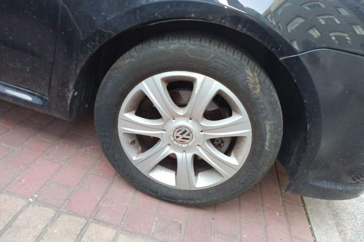 Used Volkswagen Lavida 2011 1.6L Automatic Premium Edition Right Front Wheel Hub