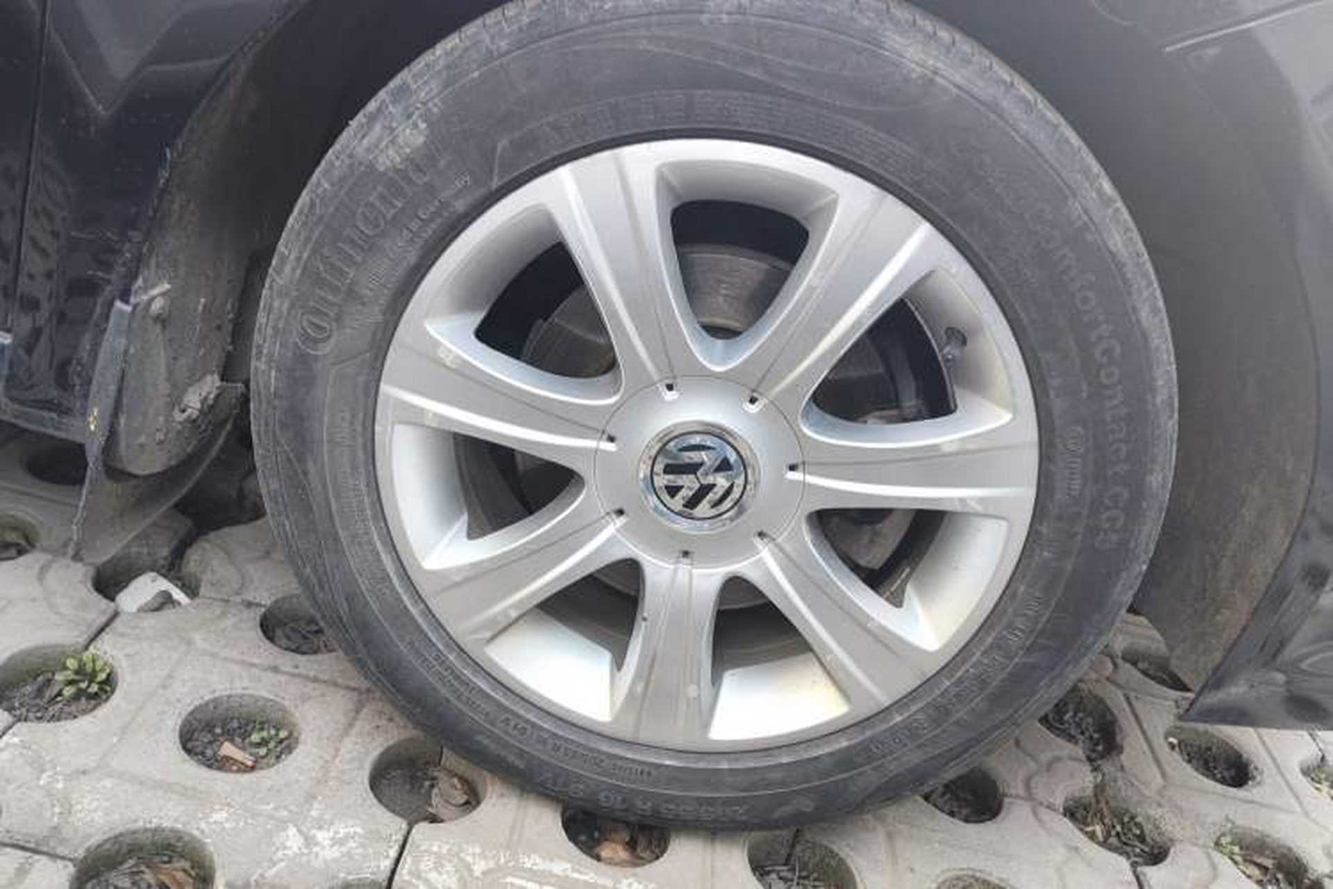 Used Volkswagen Lavida 2011 1.6L Automatic Premium Edition Right Front Wheel Hub