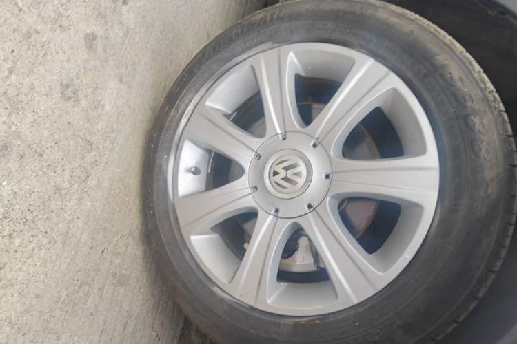 Used Volkswagen Lavida 2011 1.6L Automatic Premium Edition Right Front Wheel Hub
